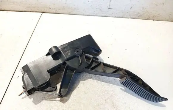 Accelerator throttle pedal