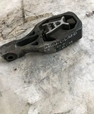 Opel Grandland X Engine mount bracket