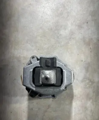 BMW 7 G11 G12 Engine mount bracket 6860464