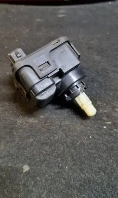 Volkswagen PASSAT B5 Headlight level adjustment motor 00728201