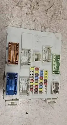 Ford Focus Fuse module BV6N14A073FT 522075F06 00040952