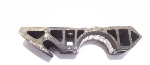 Volkswagen Touareg I Engine mounting bracket 7l0411063b