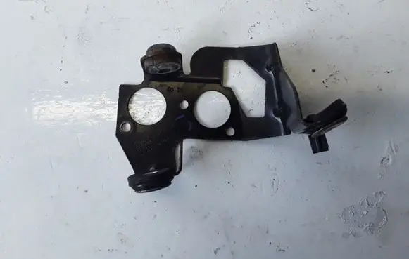 Volvo V70 ABS pump bracket 6G9N2B389