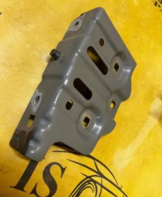 Renault Espace VI Fender mounting bracket 631230165R