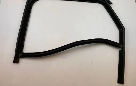Porsche Macan (95B) Rubber seal rear door window/glass 
