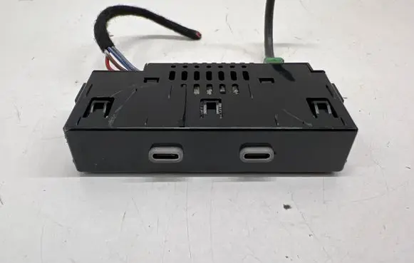 Skoda Octavia Mk4 USB socket connector 657035736