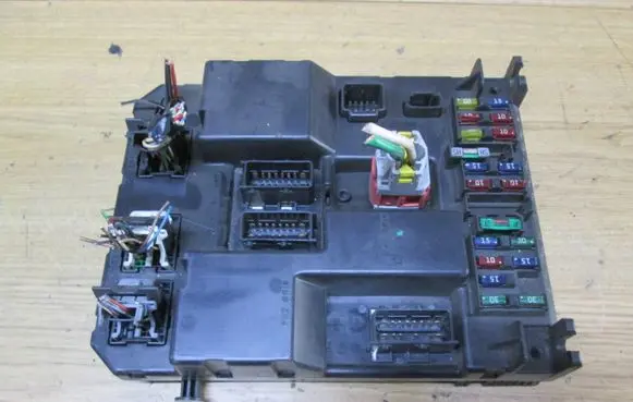 Peugeot 307 Fuse module 9651197080A 9651197780A 00120949060704
