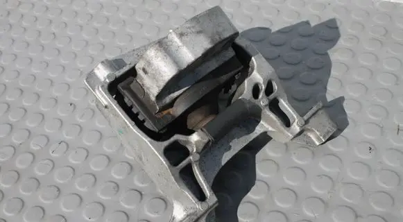 Engine mount bracket