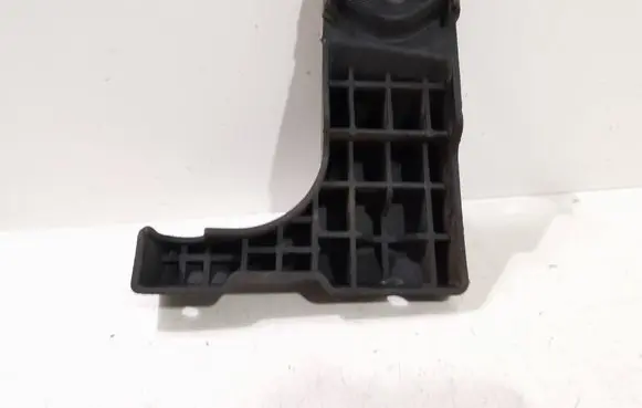 Rear bumper mounting bracket
