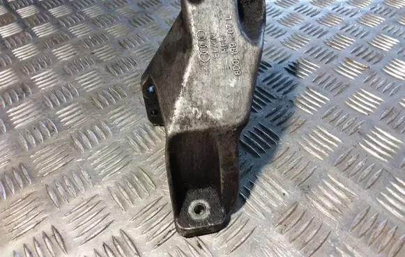 Volkswagen PASSAT B5 Engine mounting bracket 8D0199307L