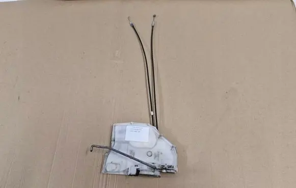 Suzuki Swift I Front door lock