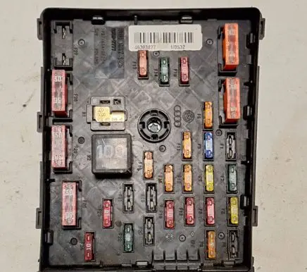 Volkswagen PASSAT B6 Fuse module 63592777 3C0937125 46303877