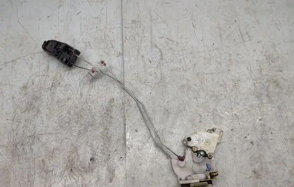 Subaru Impreza II Rear door lock 61100FE040