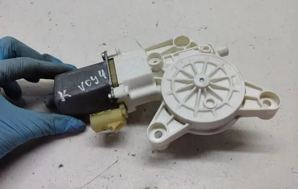 Chrysler Grand Voyager V Rear door window regulator motor 0130822335 3018077D