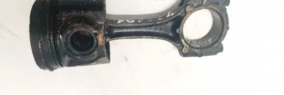 Toyota Avensis T250 Piston with connecting rod 82L73
