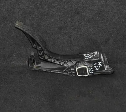 Mercedes-Benz ML W164 Accelerator throttle pedal A1643000004