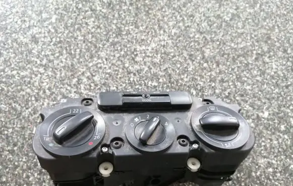 Volkswagen Touran I Climate control unit