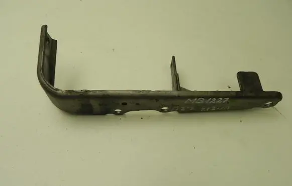 Engine mounting bracket