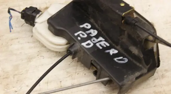 Mitsubishi Pajero Front door lock