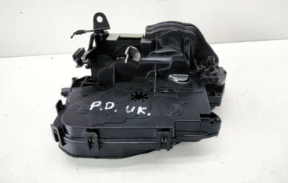 BMW 1 E82 E88 Front door lock 7059968