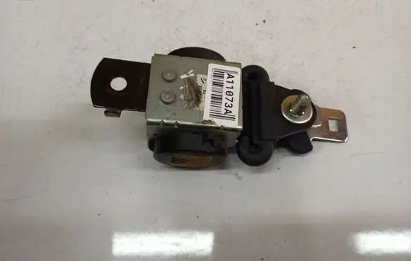 Mazda 3 I Middle seatbelt (rear) 0433011