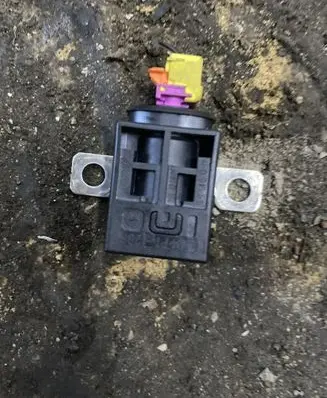 Audi A6 S6 C6 4F Battery relay fuse 
