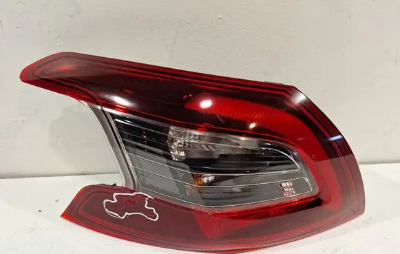 Peugeot 308 Rear/tail lights 9823728680