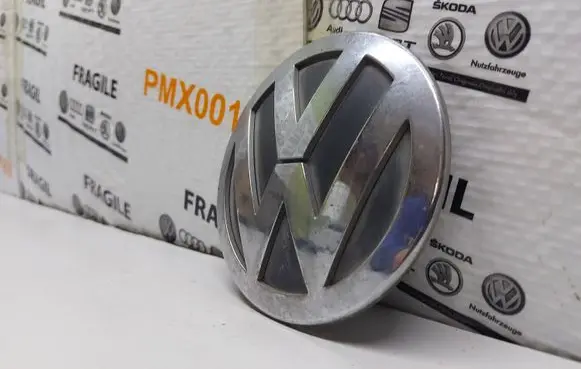 Volkswagen PASSAT B6 Manufacturer badge logo/emblem 3C9853630