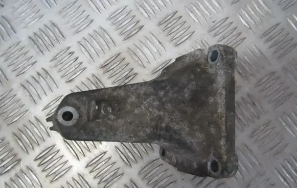 Mercedes-Benz C W203 Engine mounting bracket 1112230904