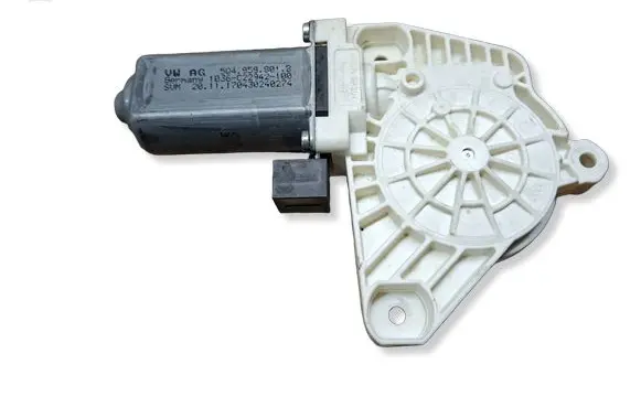 Volkswagen PASSAT B8 Front door window regulator motor 5Q4959801B