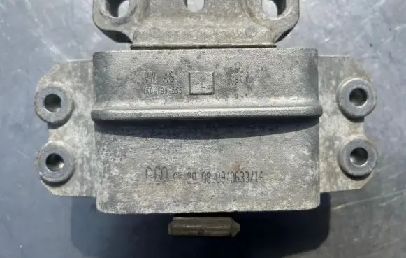 Volkswagen Touran I Engine mount bracket 1K0199555