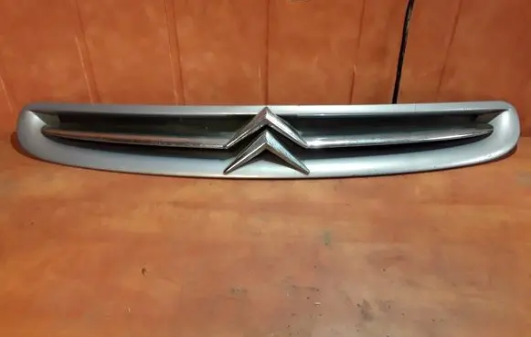 Citroen Xsara Picasso Front bumper upper radiator grill 9631507477