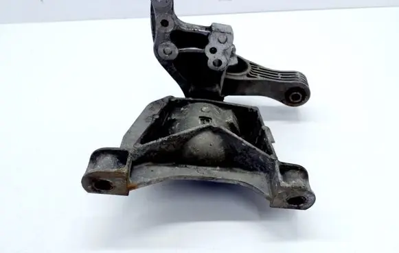 Engine mount bracket