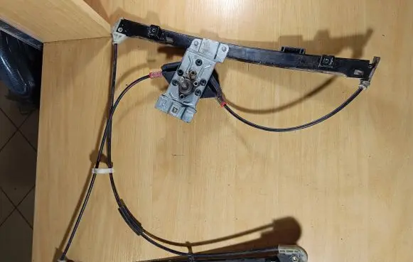 Volkswagen Golf III Front door manual window regulator 1H0837401B