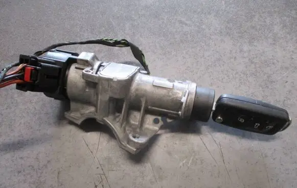 Skoda Fabia Mk2 (5J) Ignition lock 6R0905851D