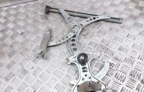 Volkswagen PASSAT B3 Front door manual window regulator 357837402