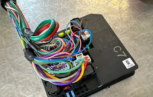 Nissan Juke I F15 Fuse module 284B71KB0B