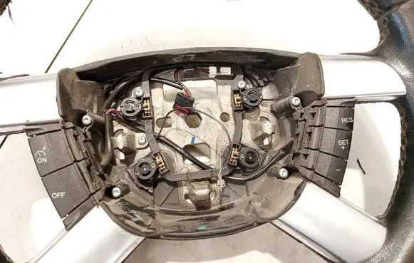Ford Focus Steering wheel buttons/switches 