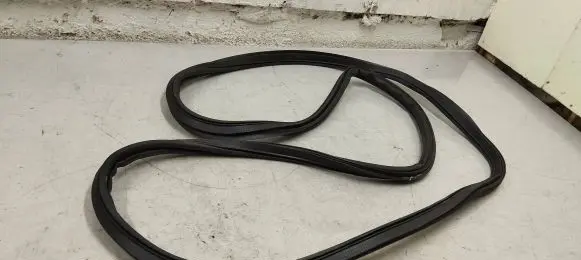 Trunk rubber seal (body)