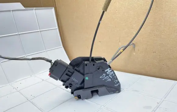 Mazda 3 I Front door lock 3N6AA21812D RUBP4L