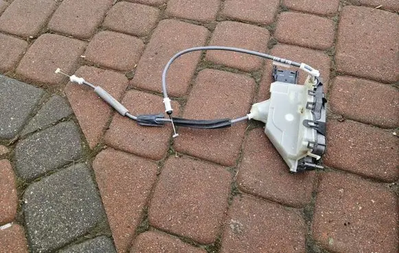 Opel Mokka B Front door lock PSA444424