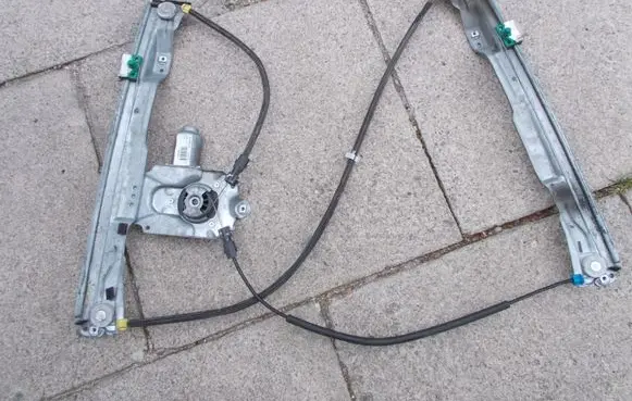 Renault Clio III Front door window regulator with motor 
