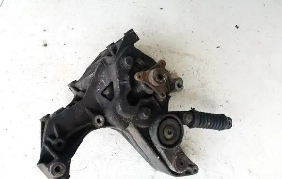 Volvo S40, V40 Engine mounting bracket 7700102595