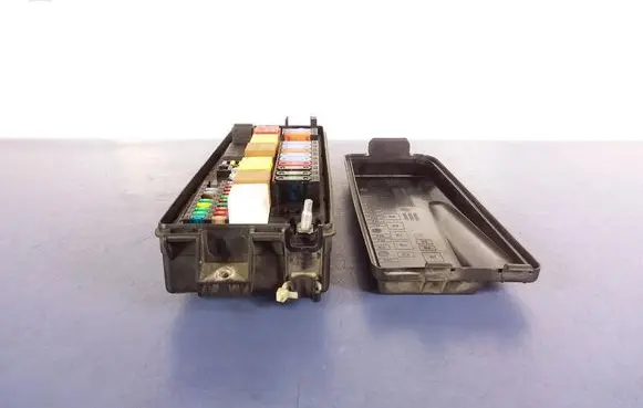 Opel Vectra C Fuse box set 13205791