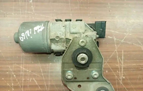 Renault Twingo II Wiper motor 0390241541