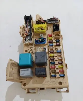 Toyota Avensis T250 Fuse module 82641CA010F 1150480334 04040808261802