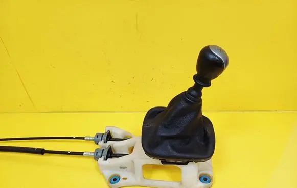Hyundai i30 Gear shifter/selector 2R1009J14
