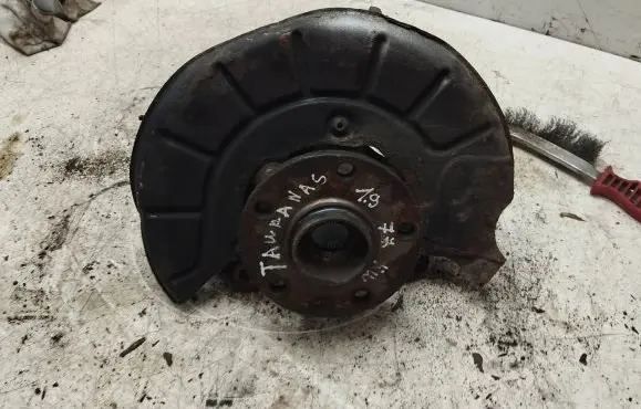 Volkswagen Touran I Front wheel hub spindle knuckle