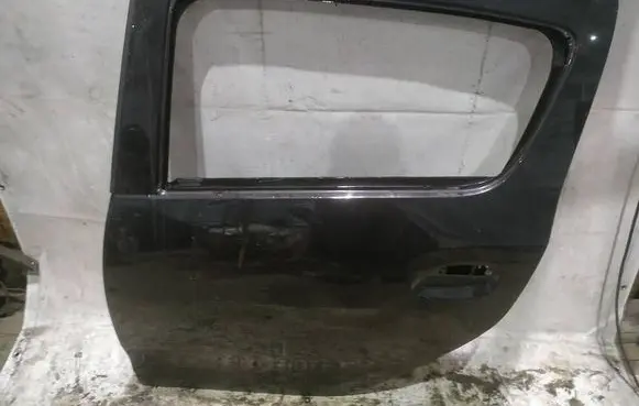 Dacia Sandero Rear door JUODOS