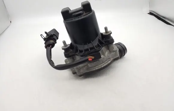 Volkswagen Jetta VI Secondary air pump 04E131333A 04E131083E